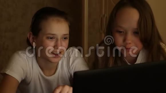 十几岁的女孩用笔记本电脑做作业笑通过网上申请举办运动会视频的预览图