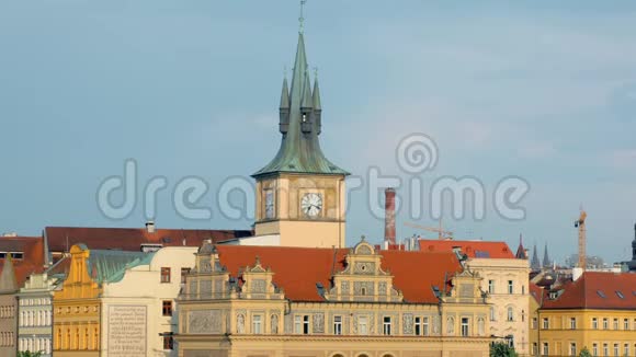 传统的中欧建筑风格布拉格市中心的建筑视频的预览图