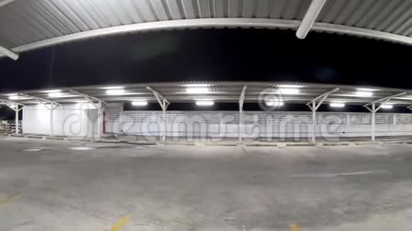 车库是在夜间和明亮的灯光下用钢板和金属板建造的视频的预览图