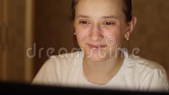 年轻女孩通过笔记本电脑应用程序交流笑视频的预览图