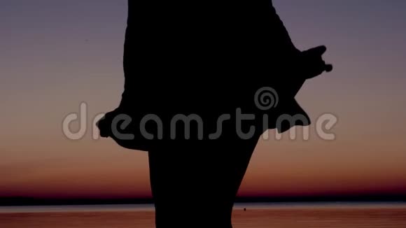 海上夕阳下女性腰部舞蹈特写剪影视频的预览图