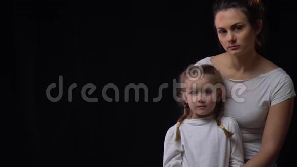 害怕的母亲抱着她的女儿殴打妻子的人把他的手放在她的肩膀上视频的预览图