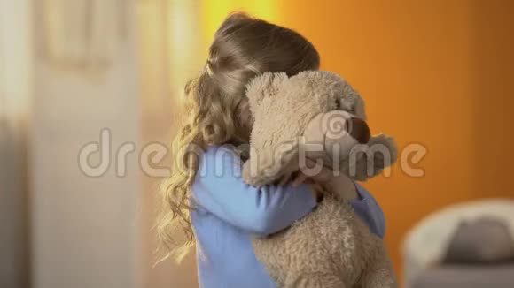 学龄前害羞女孩躲在泰迪熊身后幼稚的心理问题视频的预览图
