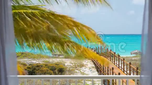 海滩上白色窗帘的海景视频的预览图