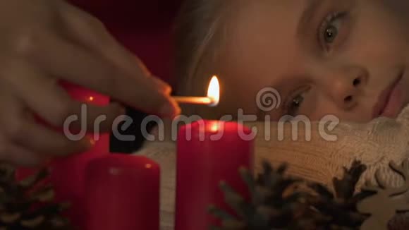 妈妈点燃蜡烛女儿兴奋地看着节日快乐在一起视频的预览图