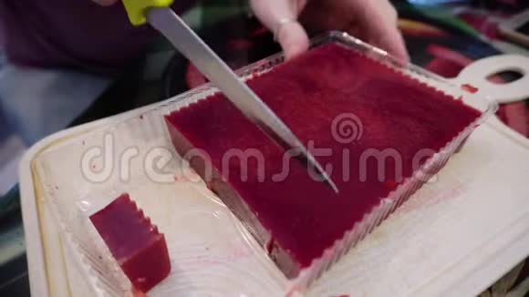 厨房里的女孩拿着刀切成了自制的覆盆子果酱不错的待遇为假期准备糖果视频的预览图