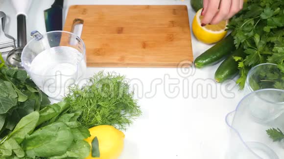 女人用蔬菜削皮器剥黄瓜皮的手视频的预览图