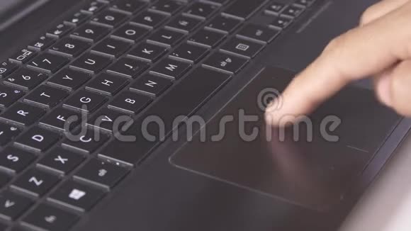 右手操作点击笔记本电脑触摸板视频的预览图