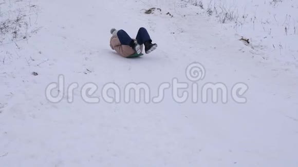 在圣诞节假期小女孩骑着雪山雪橇视频的预览图