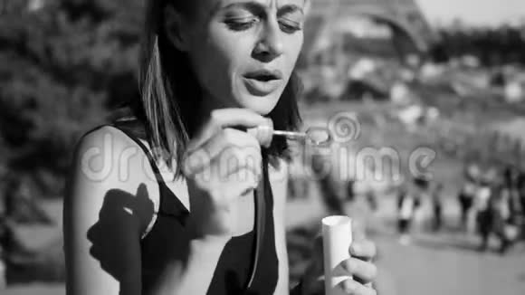 美丽的女孩在巴黎吹肥皂泡视频的预览图