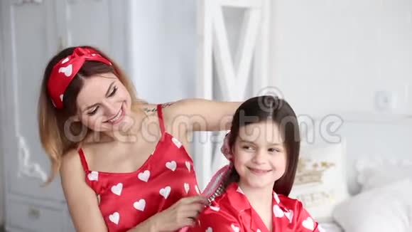妈妈刷牙女儿头发的视频视频的预览图