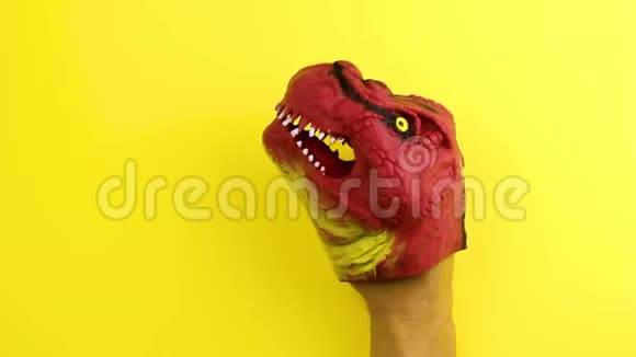 黄色背景的手偶恐龙木偶剧院视频的预览图