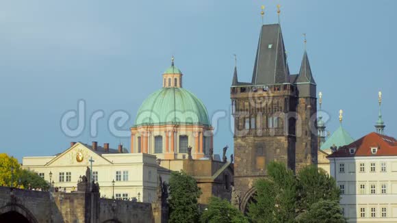 布拉格市市中心景观美丽的中世纪建筑青铜穹顶和石塔视频的预览图
