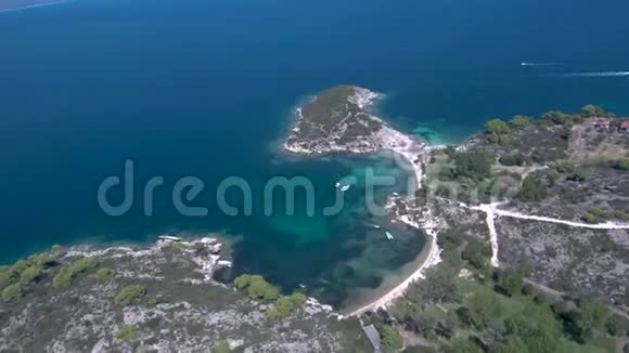 在希腊的哈尔基迪基有两个小海滩的鸟瞰海湾用无人驾驶飞机前进视频的预览图