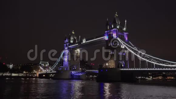 伦敦塔桥黄昏日落船只游船在泰晤士河上4K视频的预览图