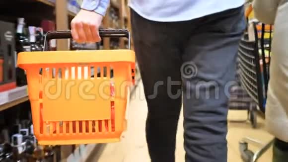 年轻人购物篮超市视频的预览图