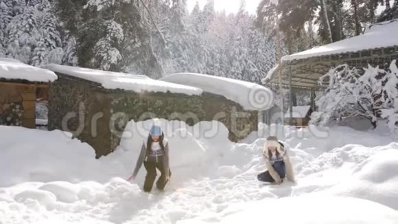一对在户外玩得很开心的夫妇年轻的女孩把雪扔了冬天的快乐视频的预览图