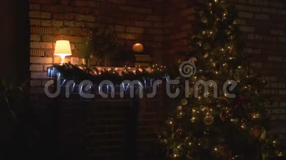 在一个黑暗的房间里以圣诞树为背景的圣诞老人剪影视频的预览图