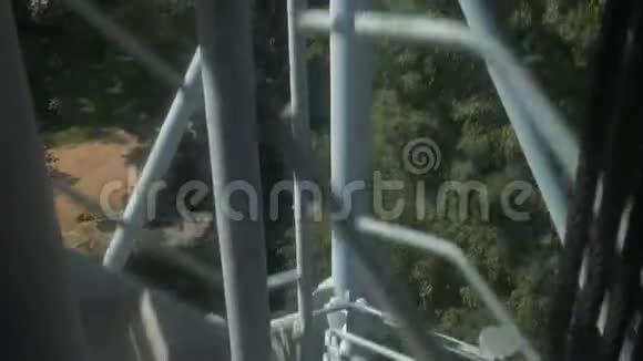 在米兰攀登一座钢塔的电梯视频的预览图