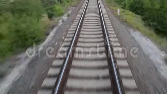 火车在铁路上穿过乡村沿着铁路行驶货物列车在铁路上快速行驶视频的预览图