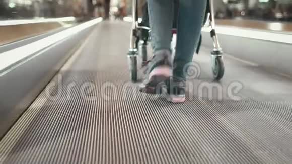 带行李车的女士在机场候机楼散步视频的预览图