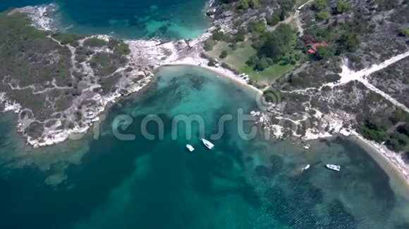 有两个小海滩的海湾鸟瞰图希腊哈尔基迪基无人机循环移动视频的预览图