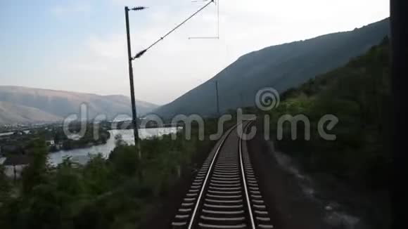 火车在铁路上穿过乡村沿着铁路行驶货物列车在铁路上快速行驶视频的预览图