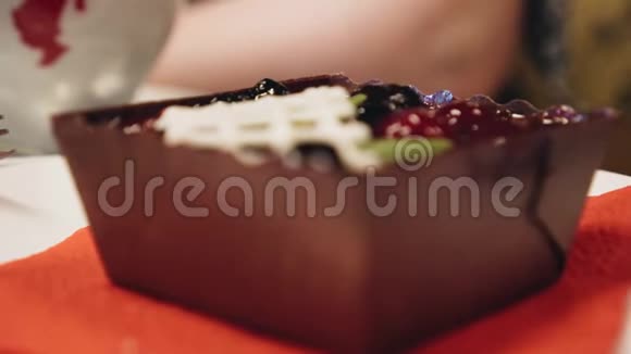 餐厅里的美味蛋糕女孩开始用叉子吃它视频的预览图