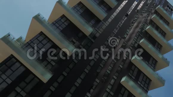 意大利米兰从下面看到的住宅摩天大楼全景视频的预览图