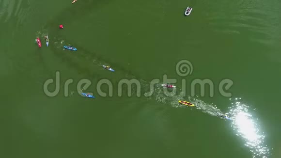 在水上竞渡时划艇和SUP板上的空中自上而下绕过浮标视频的预览图