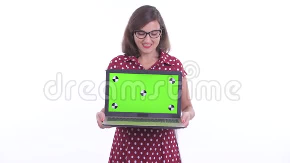 带着眼镜的快乐美女一边说着手提电脑视频的预览图