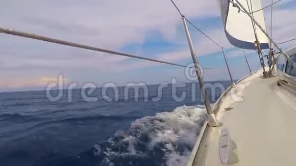 帆船在海浪中张开的帆视频的预览图