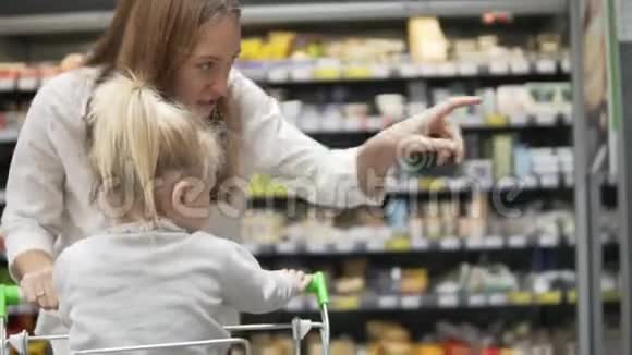 母女俩在杂货店里走来走去视频的预览图