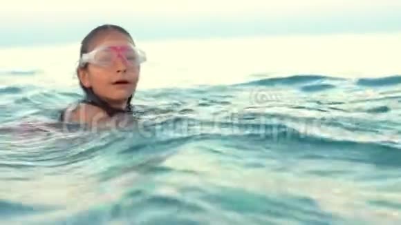 戴着潜水面具的女孩在海底游泳游泳课视频的预览图