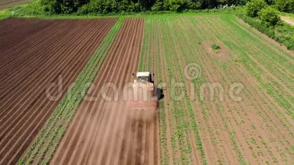 马铃薯田农业机械耕种土地视频的预览图