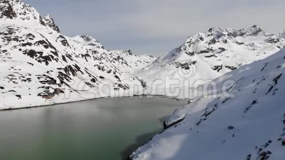 冬季瑞士阿尔卑斯山的一个山湖的鸟瞰图视频的预览图