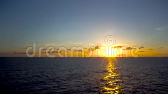 海波反射的金色橙色日出视频的预览图