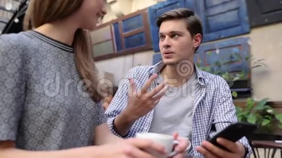 情侣在咖啡厅喝咖啡朋友在餐厅聊天视频的预览图