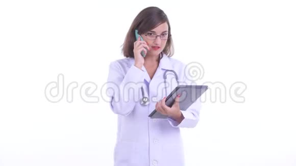 漂亮的女医生在工作中多任务视频的预览图
