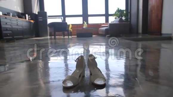 女鞋在镜子地板上视频的预览图