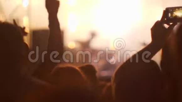 很多人在音乐会上音乐节视频的预览图