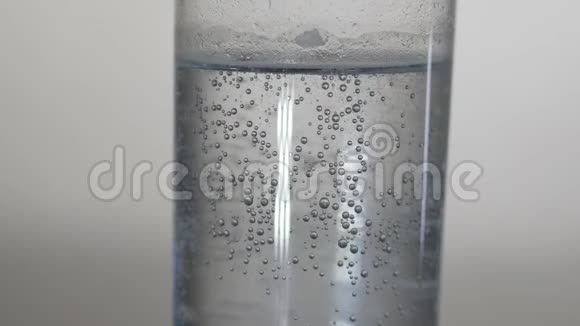玻璃里有气体的水视频的预览图
