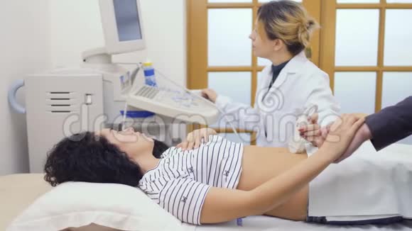 医生柜子里年轻孕妇视频的预览图