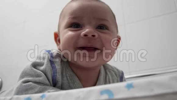 新生儿男孩数月大的树在他肚子上对着婴儿换尿布笑着对着镜头视频的预览图