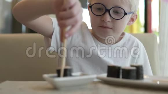 一个饥饿的孩子拿着日本筷子卷着视频的预览图
