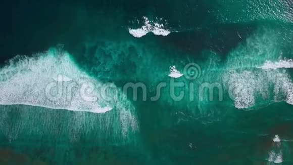 鸟瞰绿松石海水和白浪撞击和起泡视频的预览图