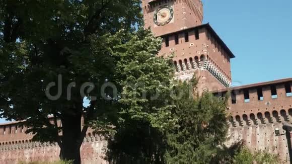 一些树后面的米兰斯福扎城堡视频的预览图