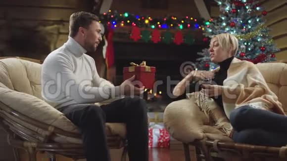 丈夫送圣诞礼物给他刻薄的妻子喝酒但她拒绝接受视频的预览图