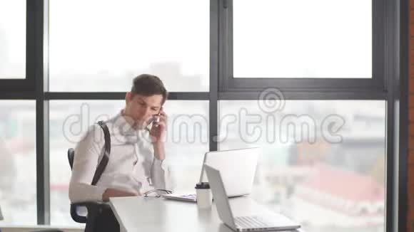 英俊的集中年轻的办公室职员在笔记本电脑上打字视频的预览图