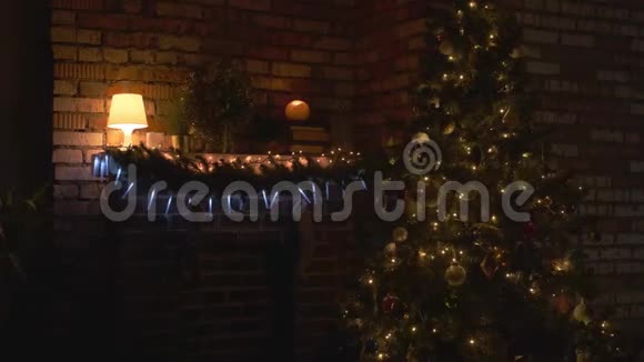 在一个黑暗的房间里以圣诞树为背景的圣诞老人剪影视频的预览图